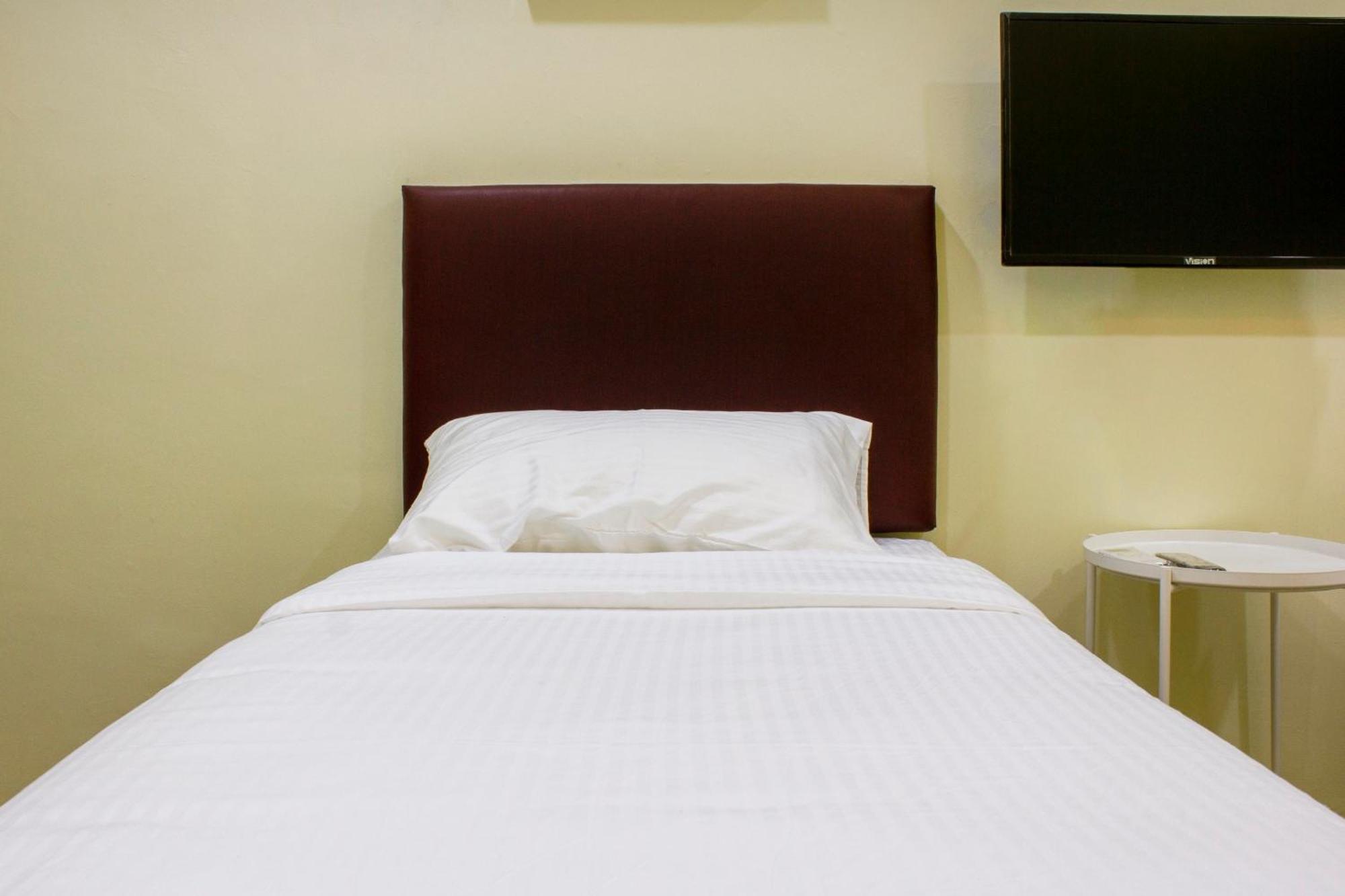 Oyo 90090 Roselyn Inn 2 Pasir Gudang Kültér fotó