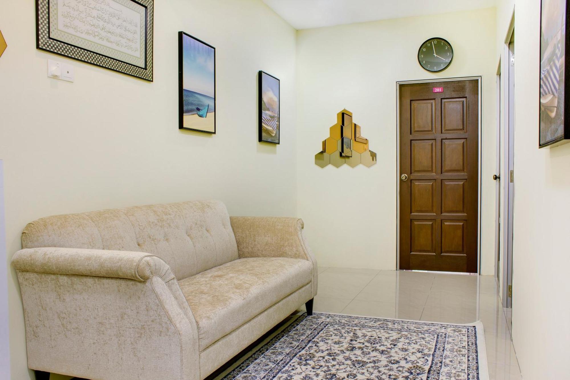 Oyo 90090 Roselyn Inn 2 Pasir Gudang Kültér fotó