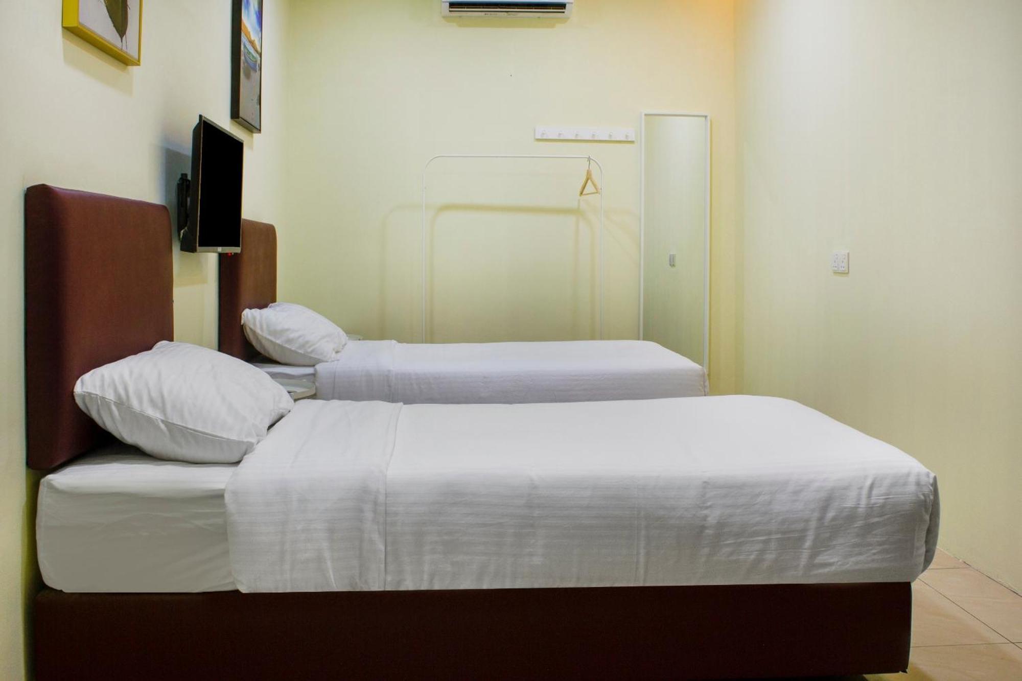 Oyo 90090 Roselyn Inn 2 Pasir Gudang Kültér fotó