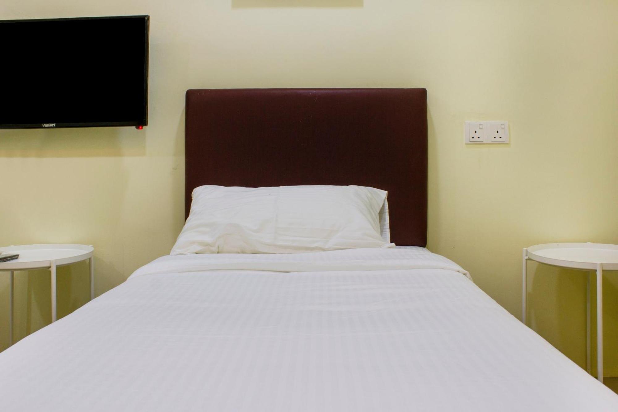 Oyo 90090 Roselyn Inn 2 Pasir Gudang Kültér fotó