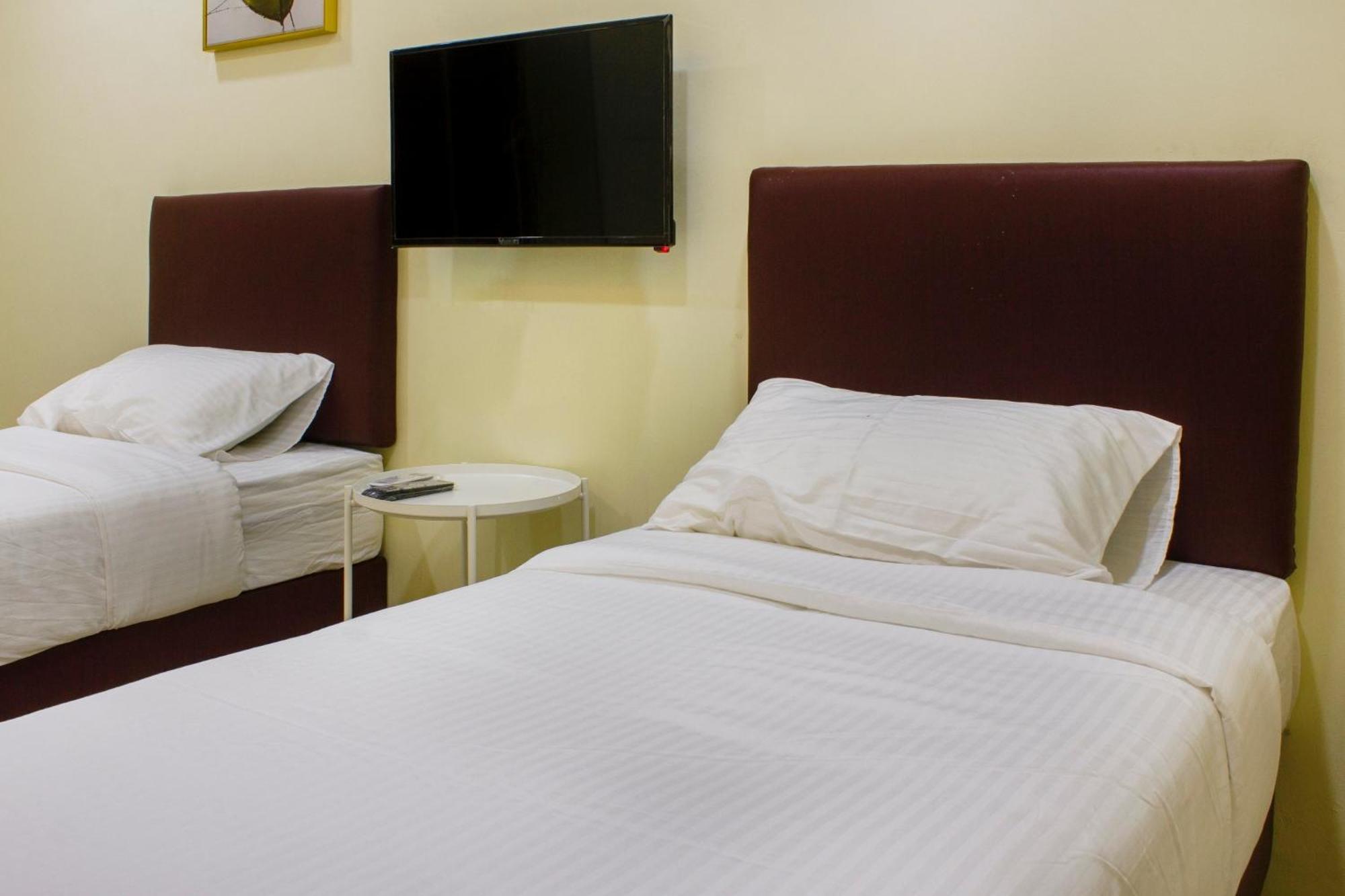 Oyo 90090 Roselyn Inn 2 Pasir Gudang Kültér fotó